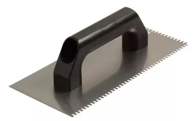 DESEMPENADEIRA DENTADA C/ PLAST. 26X12 - MISTER/ROMA